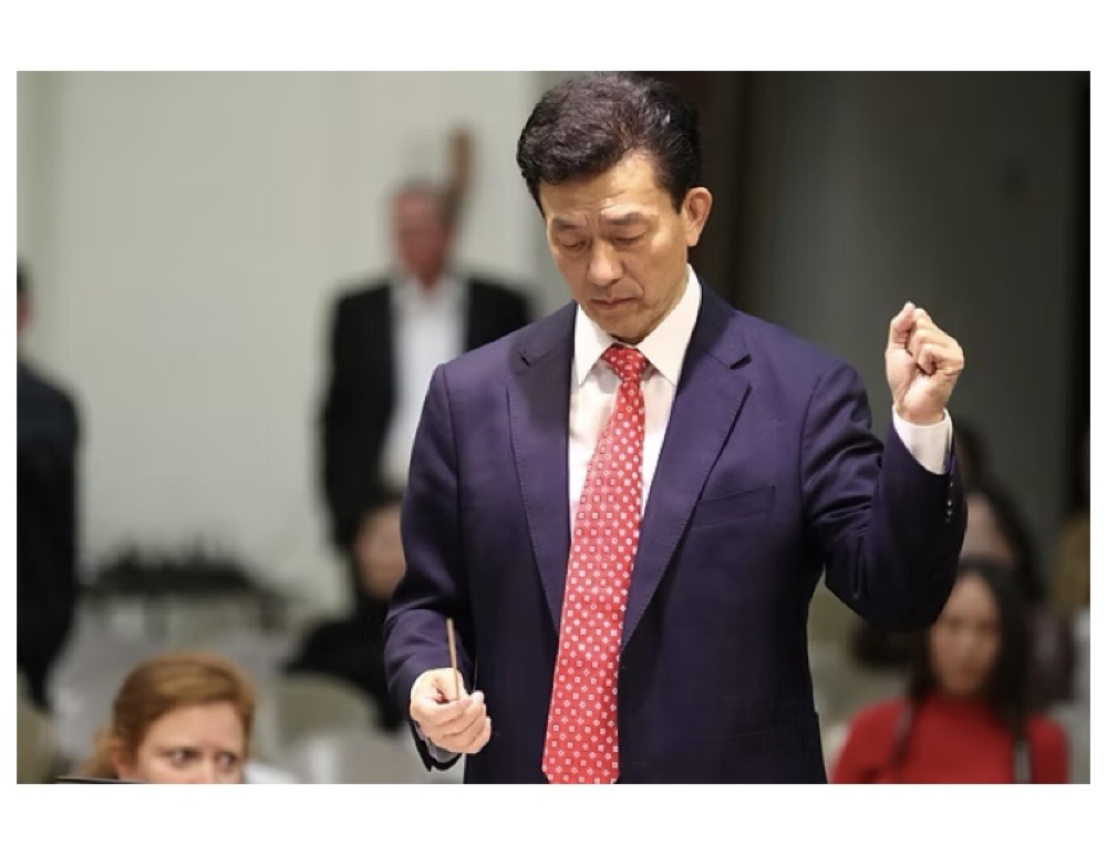 Elmer Su conducting the Palos Verdes Regional Symphony Orchestra